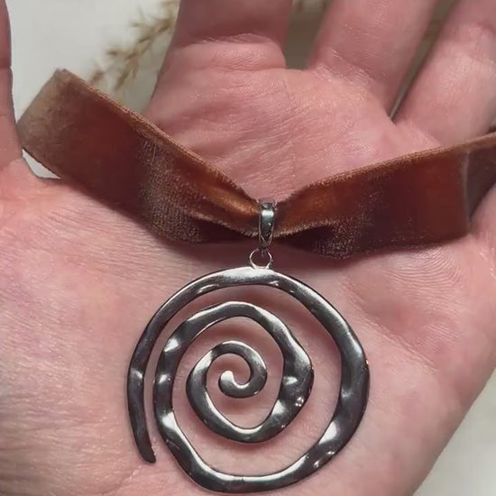 Silver swirl thick velvet choker