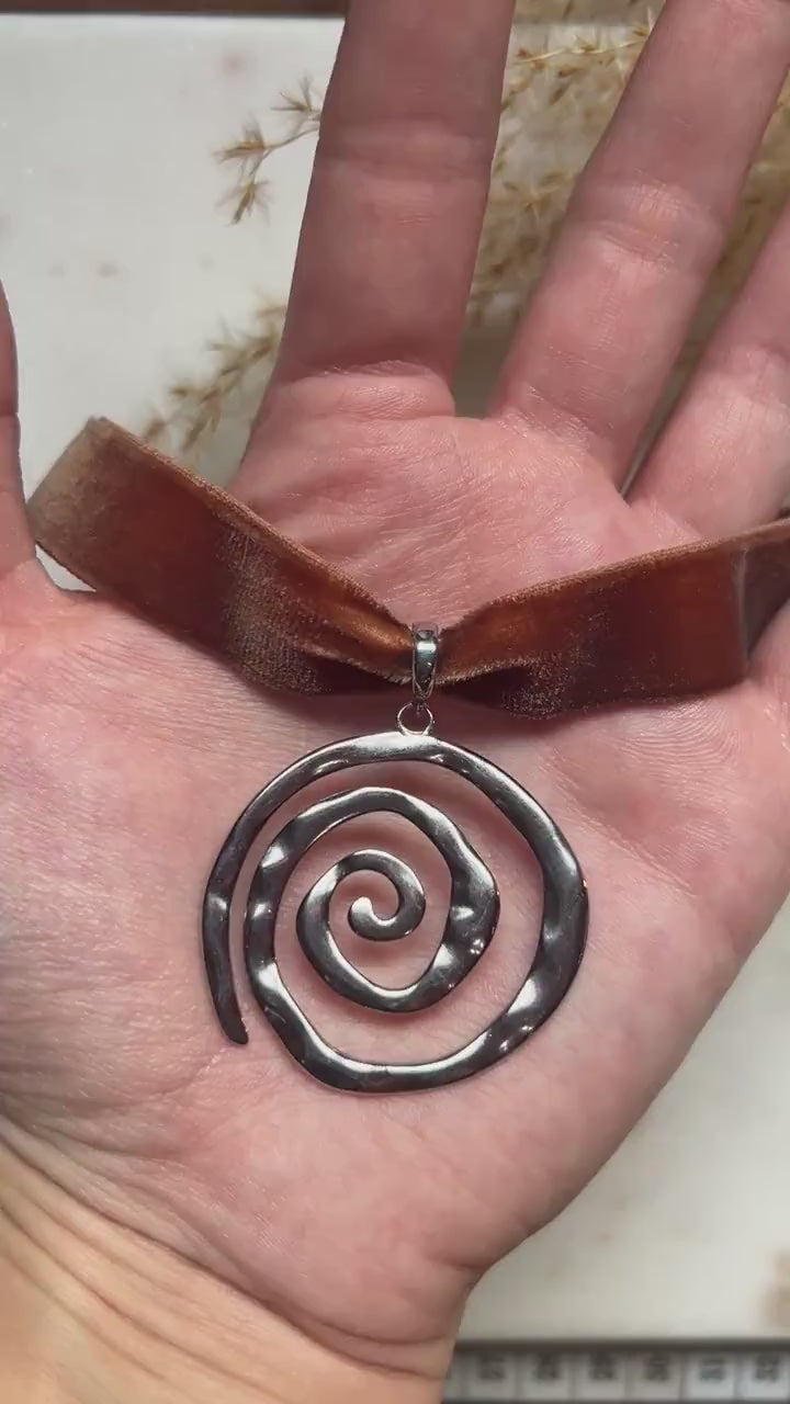 Silver swirl thick velvet choker