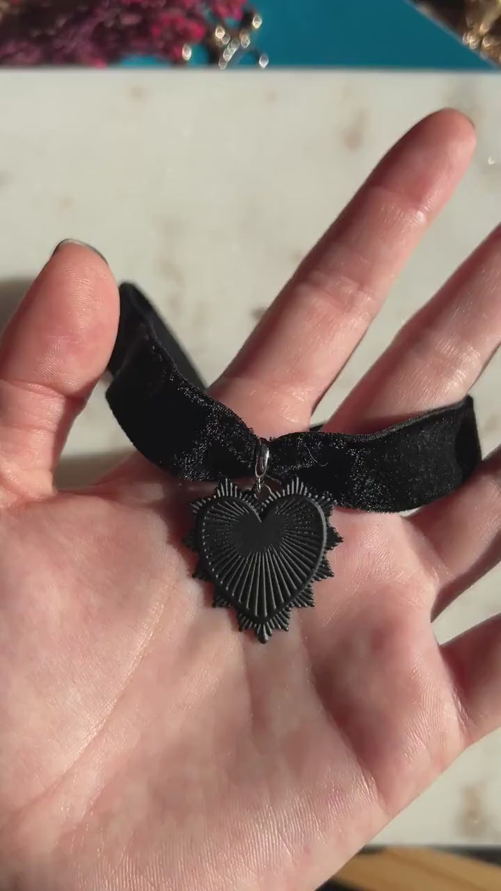 Black Radiating Heart Thick Stretch Velvet Choker